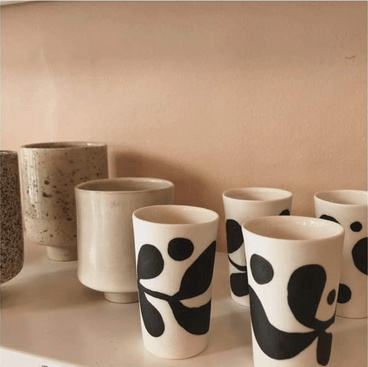 Des tasses à café crée par un créateur local